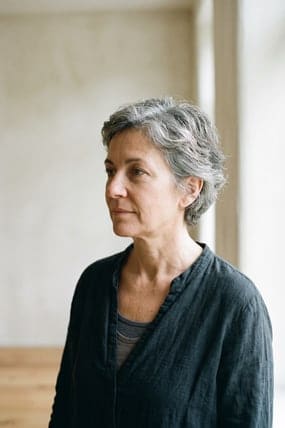 Irene Salas dobla una manta al borde de la sala